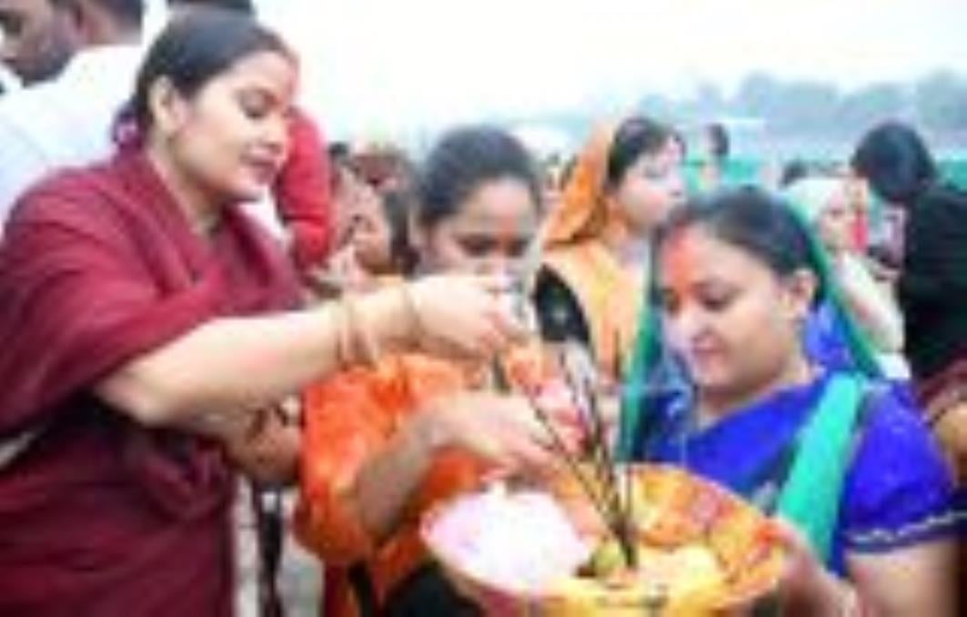लोक मंगल की भावना के महापर्व छठ के अंतिम दिन मंगलवार को व्रती महिलाओं ने उगते हुए सूर्य को अर्घ लोक मंगल की भावना के महापर्व छठ के अंतिम दिन मंगलवार को व्रती महिलाओं ने उगते हुए सूर्य को अर्घ