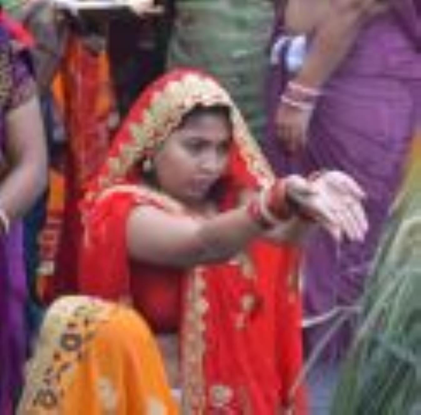 लोक मंगल की भावना के महापर्व छठ के अंतिम दिन मंगलवार को व्रती महिलाओं ने उगते हुए सूर्य को अर्घ लोक मंगल की भावना के महापर्व छठ के अंतिम दिन मंगलवार को व्रती महिलाओं ने उगते हुए सूर्य को अर्घ
