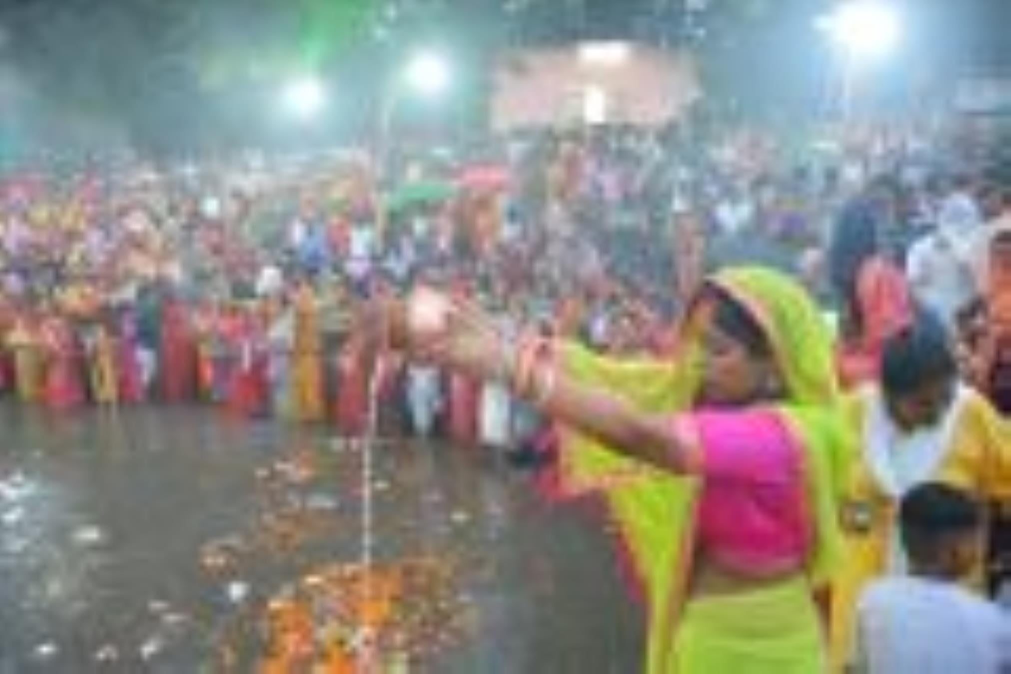 लोक मंगल की भावना के महापर्व छठ के अंतिम दिन मंगलवार को व्रती महिलाओं ने उगते हुए सूर्य को अर्घ लोक मंगल की भावना के महापर्व छठ के अंतिम दिन मंगलवार को व्रती महिलाओं ने उगते हुए सूर्य को अर्घ