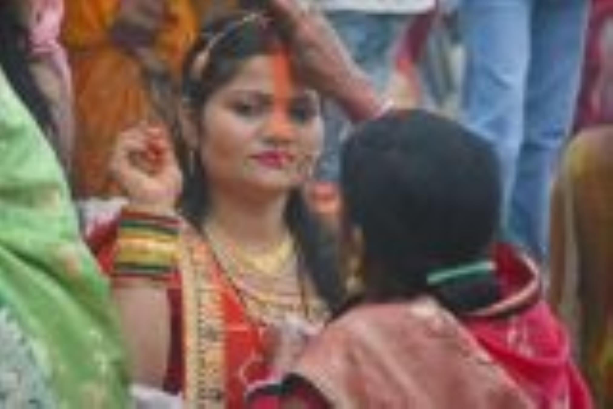 लोक मंगल की भावना के महापर्व छठ के अंतिम दिन मंगलवार को व्रती महिलाओं ने उगते हुए सूर्य को अर्घ लोक मंगल की भावना के महापर्व छठ के अंतिम दिन मंगलवार को व्रती महिलाओं ने उगते हुए सूर्य को अर्घ