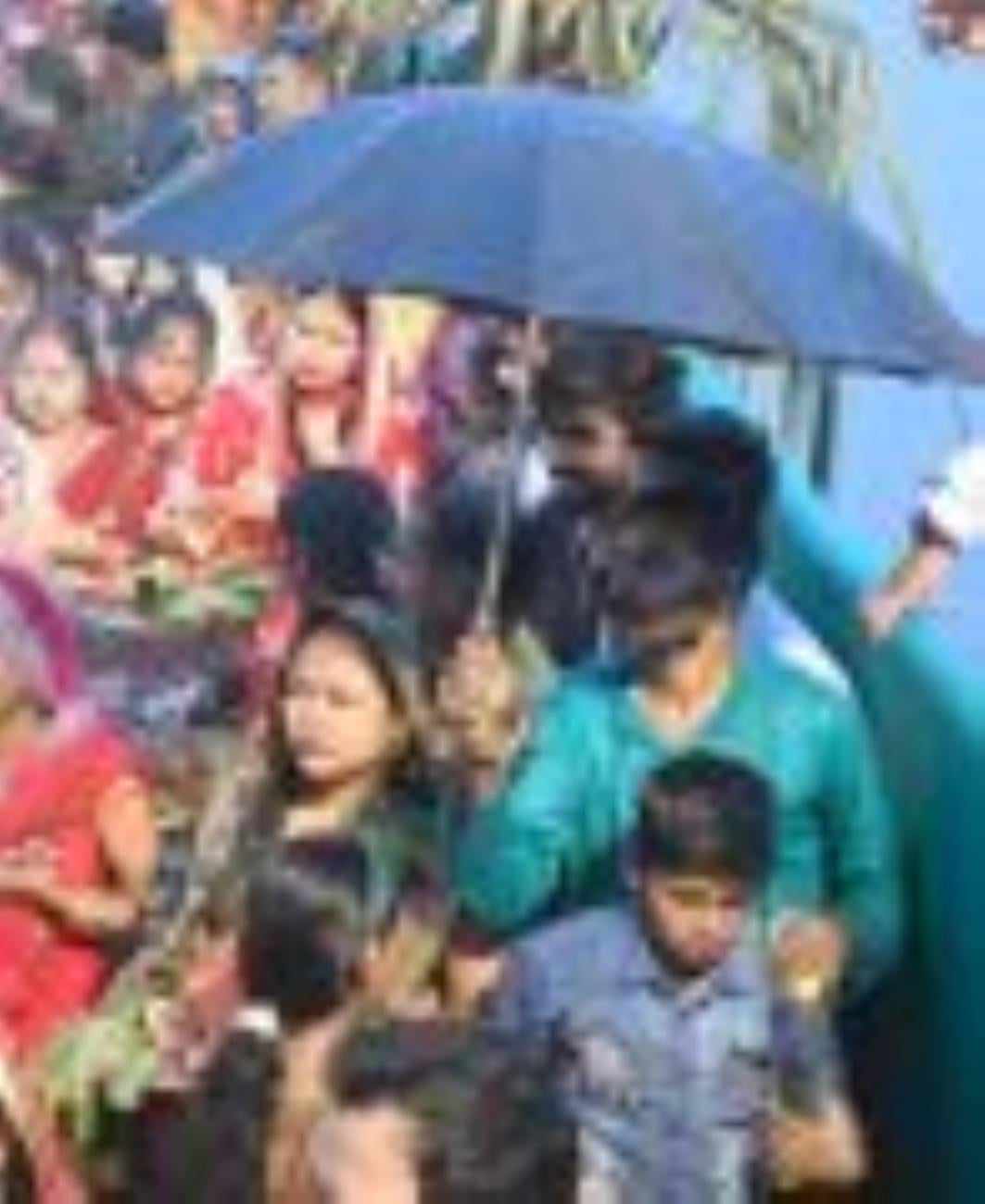 लोक मंगल की भावना के महापर्व छठ के अंतिम दिन मंगलवार को व्रती महिलाओं ने उगते हुए सूर्य को अर्घ लोक मंगल की भावना के महापर्व छठ के अंतिम दिन मंगलवार को व्रती महिलाओं ने उगते हुए सूर्य को अर्घ