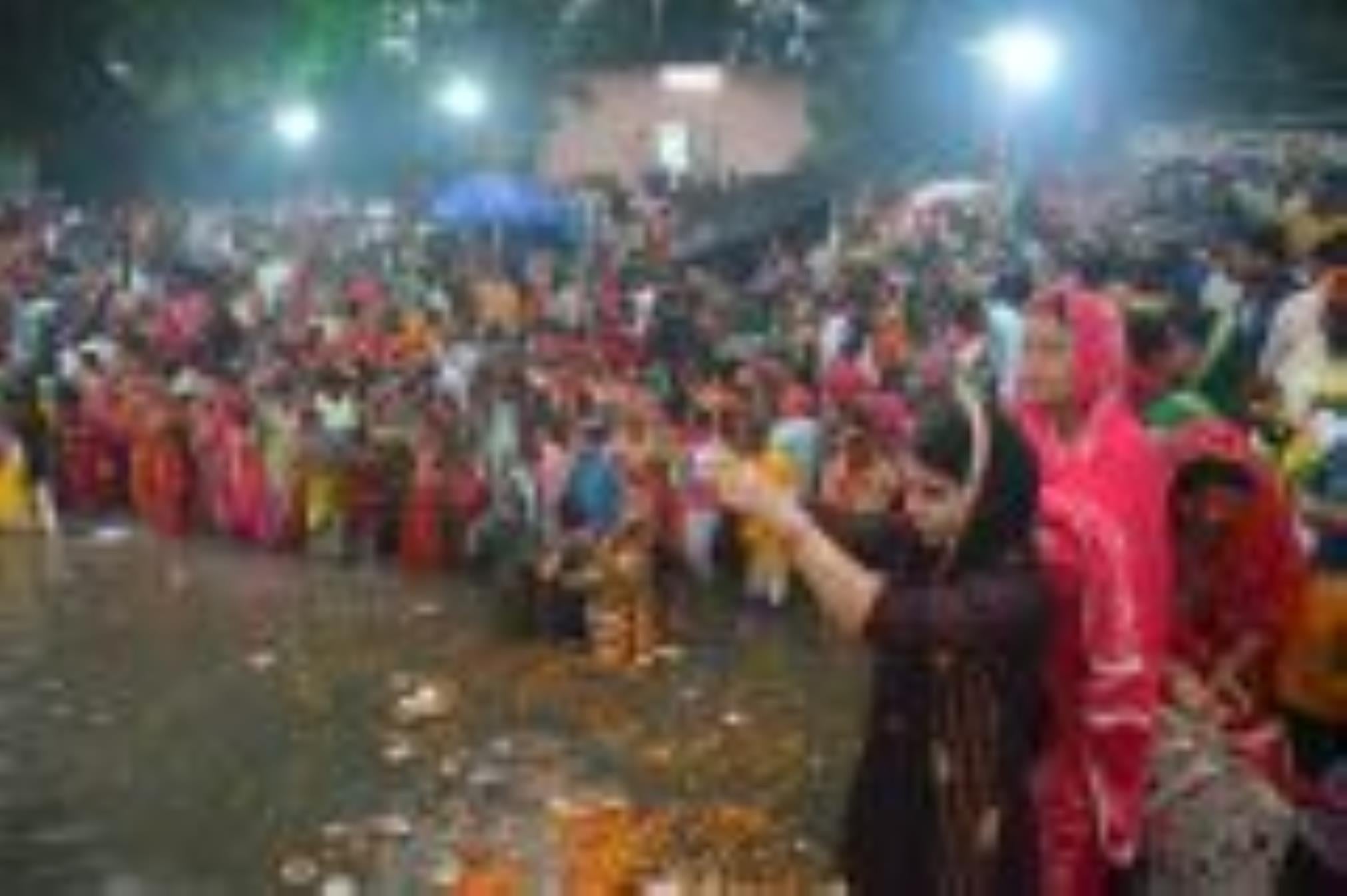 लोक मंगल की भावना के महापर्व छठ के अंतिम दिन मंगलवार को व्रती महिलाओं ने उगते हुए सूर्य को अर्घ लोक मंगल की भावना के महापर्व छठ के अंतिम दिन मंगलवार को व्रती महिलाओं ने उगते हुए सूर्य को अर्घ