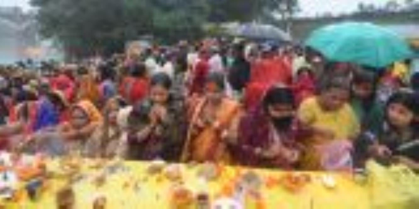 लोक मंगल की भावना के महापर्व छठ के अंतिम दिन मंगलवार को व्रती महिलाओं ने उगते हुए सूर्य को अर्घ लोक मंगल की भावना के महापर्व छठ के अंतिम दिन मंगलवार को व्रती महिलाओं ने उगते हुए सूर्य को अर्घ