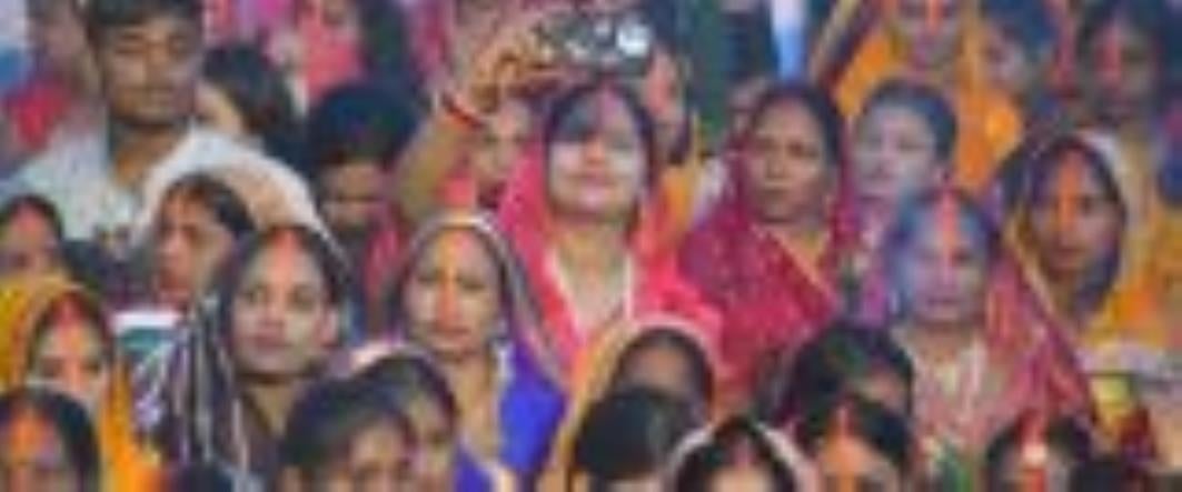 लोक मंगल की भावना के महापर्व छठ के अंतिम दिन मंगलवार को व्रती महिलाओं ने उगते हुए सूर्य को अर्घ लोक मंगल की भावना के महापर्व छठ के अंतिम दिन मंगलवार को व्रती महिलाओं ने उगते हुए सूर्य को अर्घ