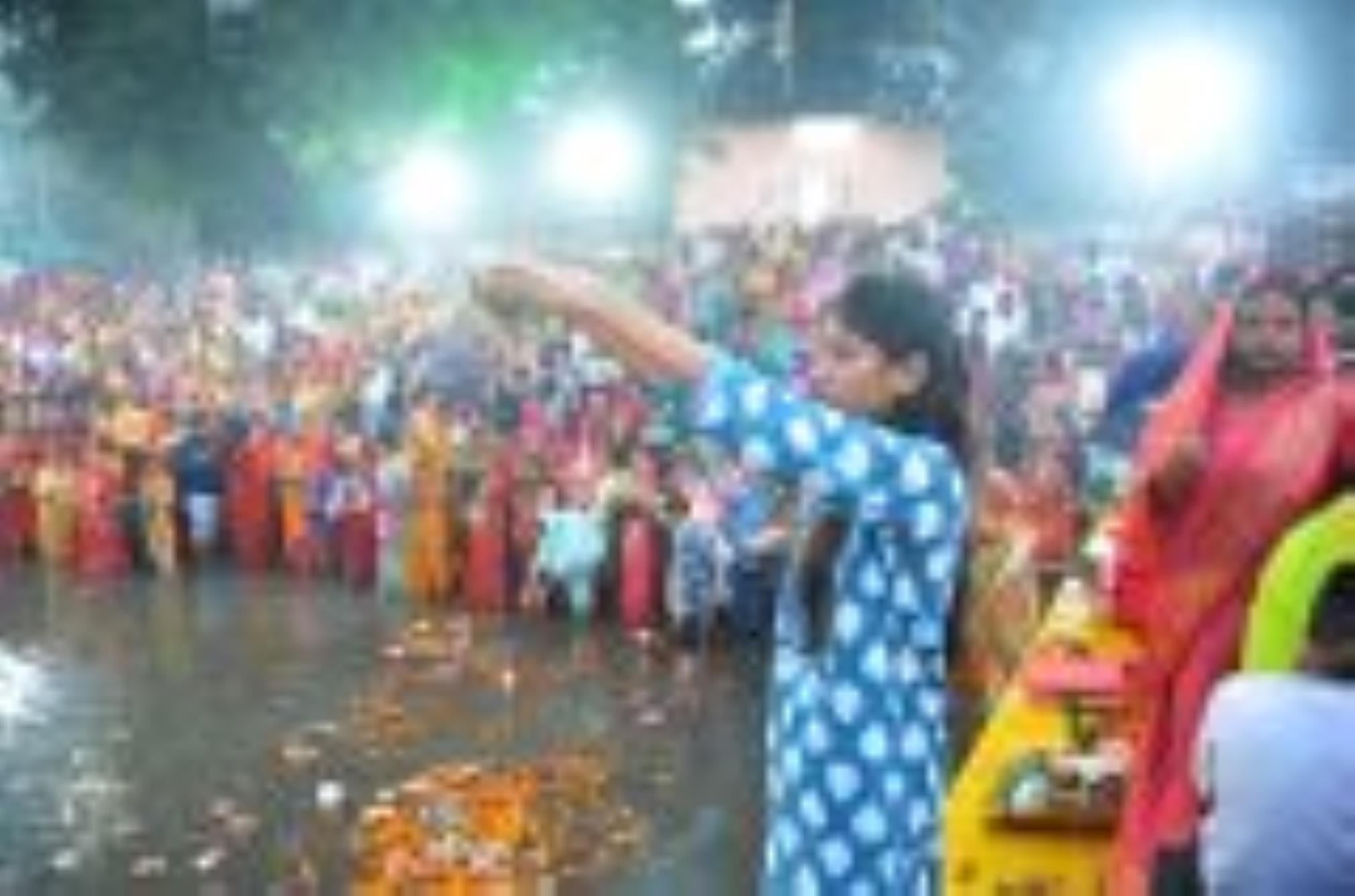 लोक मंगल की भावना के महापर्व छठ के अंतिम दिन मंगलवार को व्रती महिलाओं ने उगते हुए सूर्य को अर्घ लोक मंगल की भावना के महापर्व छठ के अंतिम दिन मंगलवार को व्रती महिलाओं ने उगते हुए सूर्य को अर्घ