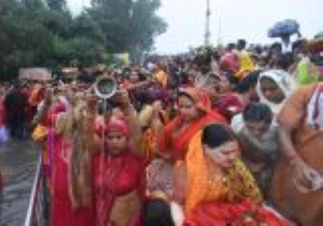 लोक मंगल की भावना के महापर्व छठ के अंतिम दिन मंगलवार को व्रती महिलाओं ने उगते हुए सूर्य को अर्घ लोक मंगल की भावना के महापर्व छठ के अंतिम दिन मंगलवार को व्रती महिलाओं ने उगते हुए सूर्य को अर्घ