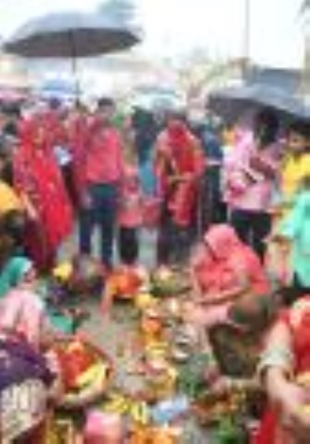 लोक मंगल की भावना के महापर्व छठ के अंतिम दिन मंगलवार को व्रती महिलाओं ने उगते हुए सूर्य को अर्घ लोक मंगल की भावना के महापर्व छठ के अंतिम दिन मंगलवार को व्रती महिलाओं ने उगते हुए सूर्य को अर्घ