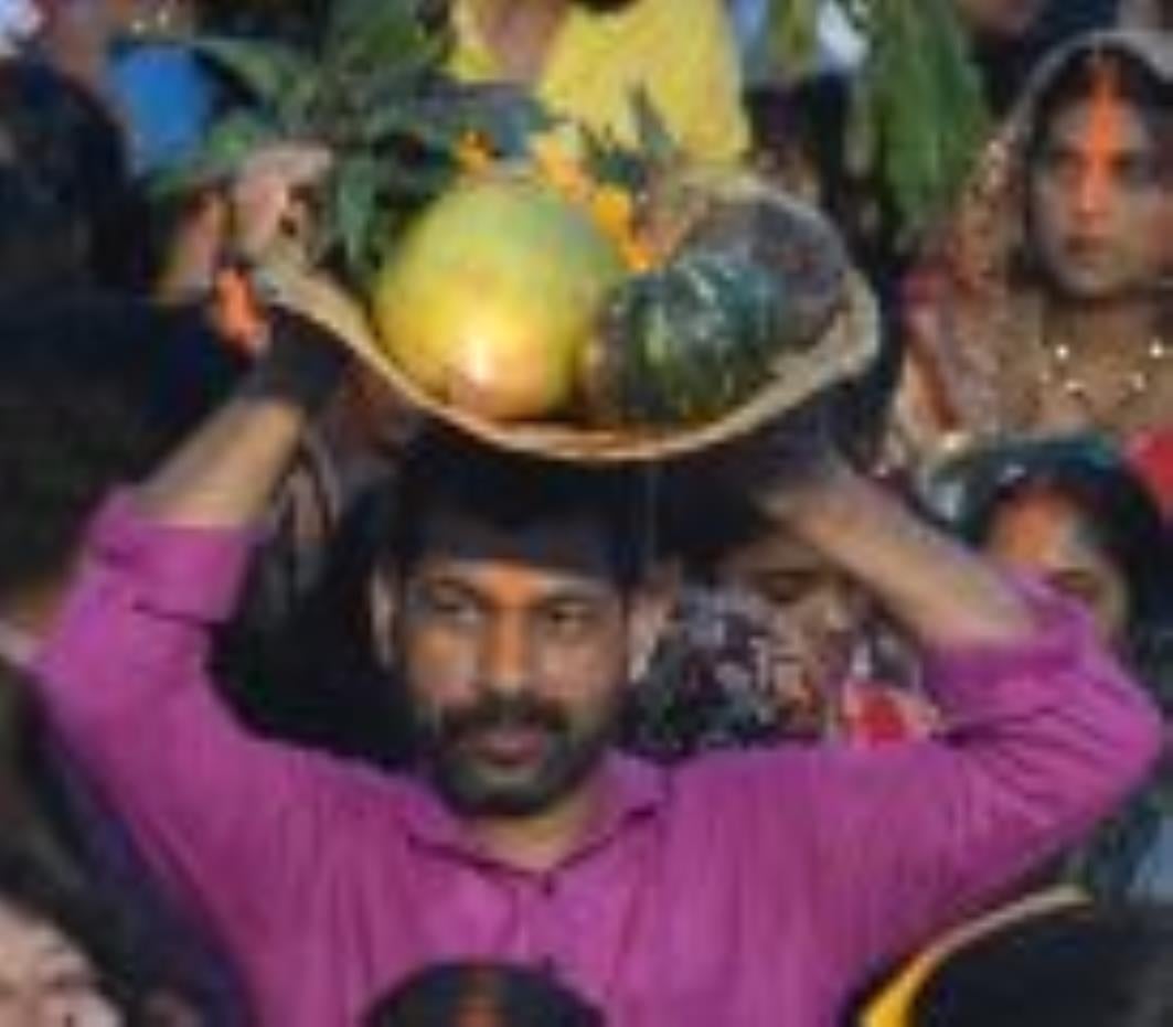 लोक मंगल की भावना के महापर्व छठ के अंतिम दिन मंगलवार को व्रती महिलाओं ने उगते हुए सूर्य को अर्घ लोक मंगल की भावना के महापर्व छठ के अंतिम दिन मंगलवार को व्रती महिलाओं ने उगते हुए सूर्य को अर्घ
