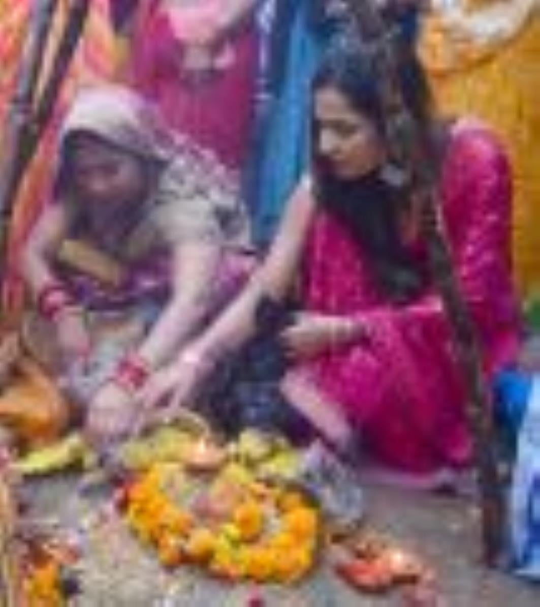 लोक मंगल की भावना के महापर्व छठ के अंतिम दिन मंगलवार को व्रती महिलाओं ने उगते हुए सूर्य को अर्घ लोक मंगल की भावना के महापर्व छठ के अंतिम दिन मंगलवार को व्रती महिलाओं ने उगते हुए सूर्य को अर्घ