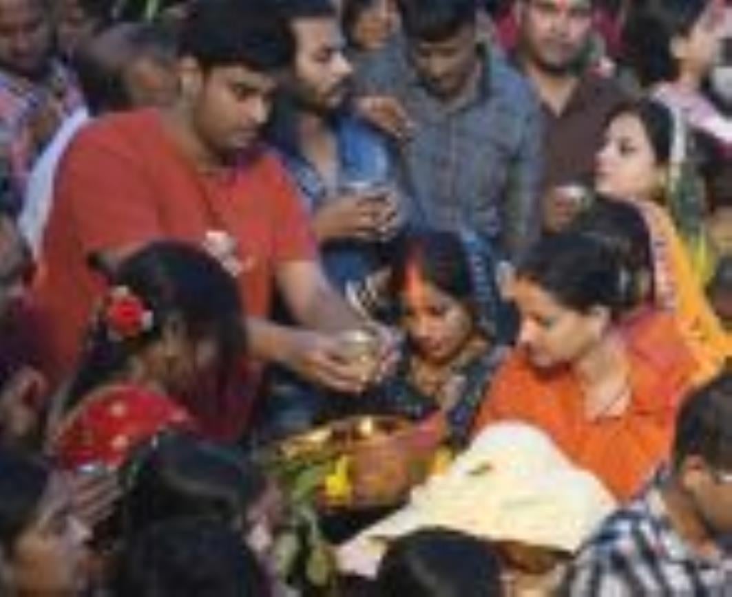 लोक मंगल की भावना के महापर्व छठ के अंतिम दिन मंगलवार को व्रती महिलाओं ने उगते हुए सूर्य को अर्घ लोक मंगल की भावना के महापर्व छठ के अंतिम दिन मंगलवार को व्रती महिलाओं ने उगते हुए सूर्य को अर्घ