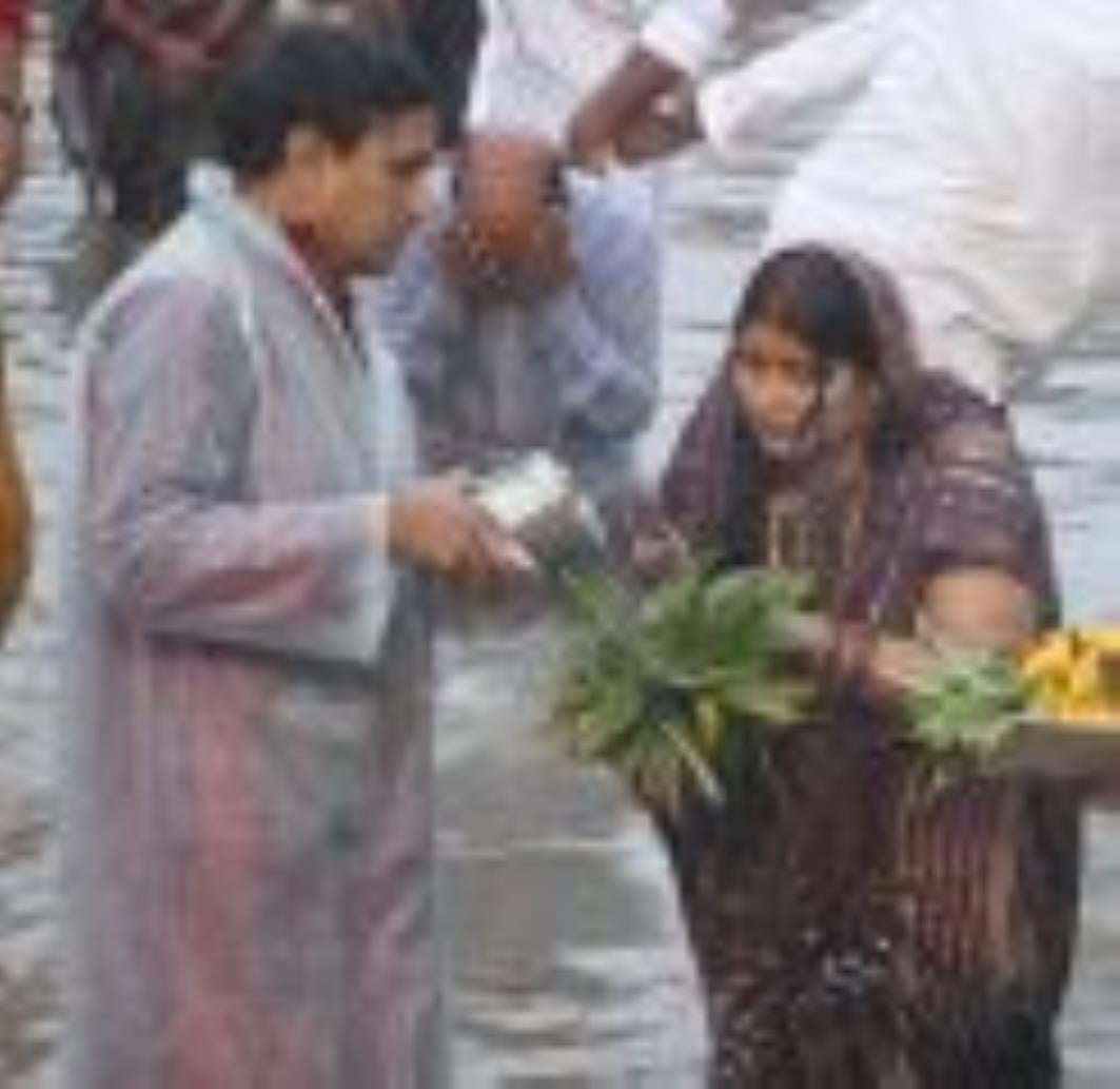 लोक मंगल की भावना के महापर्व छठ के अंतिम दिन मंगलवार को व्रती महिलाओं ने उगते हुए सूर्य को अर्घ लोक मंगल की भावना के महापर्व छठ के अंतिम दिन मंगलवार को व्रती महिलाओं ने उगते हुए सूर्य को अर्घ