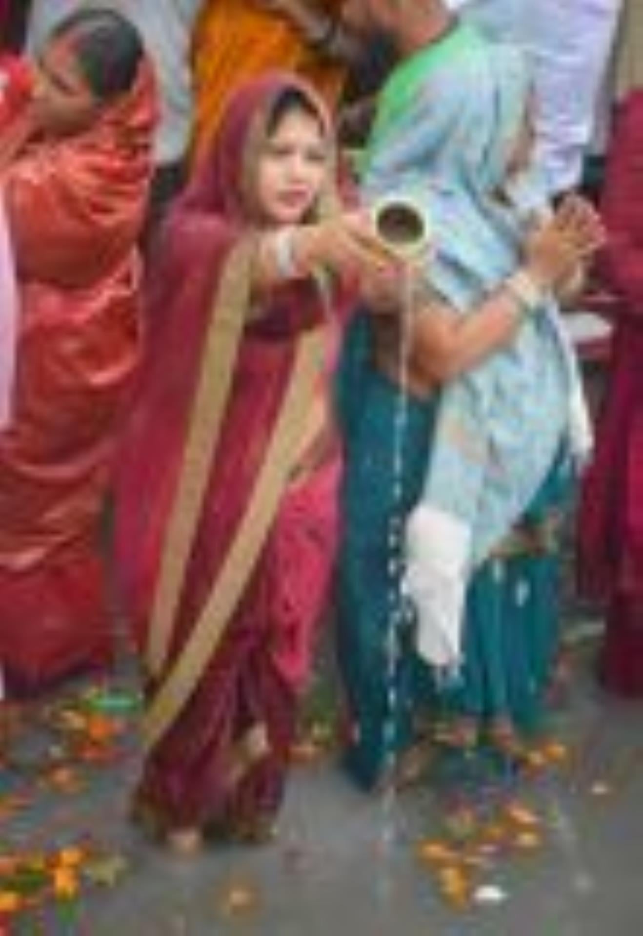 लोक मंगल की भावना के महापर्व छठ के अंतिम दिन मंगलवार को व्रती महिलाओं ने उगते हुए सूर्य को अर्घ लोक मंगल की भावना के महापर्व छठ के अंतिम दिन मंगलवार को व्रती महिलाओं ने उगते हुए सूर्य को अर्घ