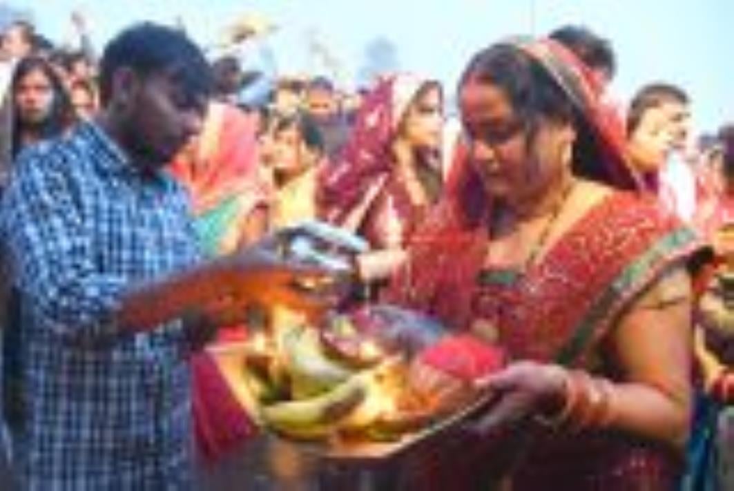 लोक मंगल की भावना के महापर्व छठ के अंतिम दिन मंगलवार को व्रती महिलाओं ने उगते हुए सूर्य को अर्घ लोक मंगल की भावना के महापर्व छठ के अंतिम दिन मंगलवार को व्रती महिलाओं ने उगते हुए सूर्य को अर्घ