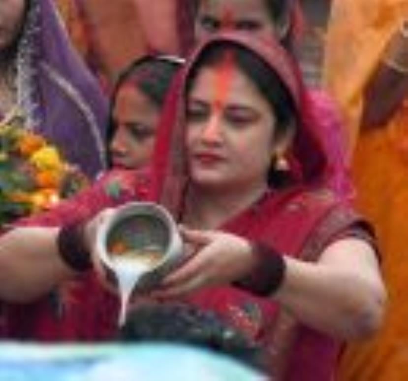 लोक मंगल की भावना के महापर्व छठ के अंतिम दिन मंगलवार को व्रती महिलाओं ने उगते हुए सूर्य को अर्घ लोक मंगल की भावना के महापर्व छठ के अंतिम दिन मंगलवार को व्रती महिलाओं ने उगते हुए सूर्य को अर्घ