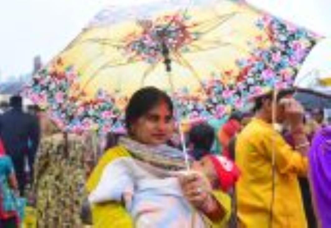 लोक मंगल की भावना के महापर्व छठ के अंतिम दिन मंगलवार को व्रती महिलाओं ने उगते हुए सूर्य को अर्घ लोक मंगल की भावना के महापर्व छठ के अंतिम दिन मंगलवार को व्रती महिलाओं ने उगते हुए सूर्य को अर्घ