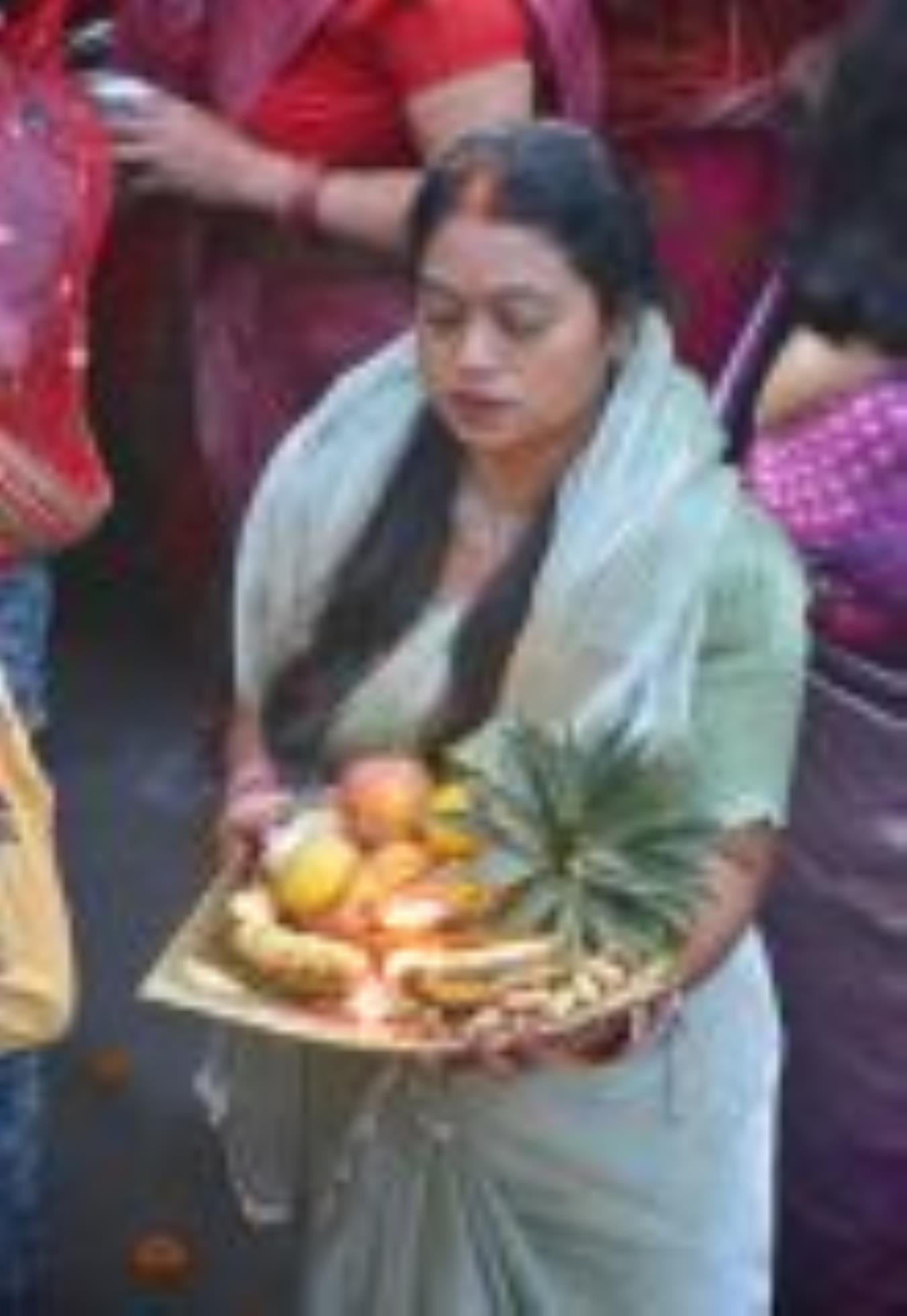 लोक मंगल की भावना के महापर्व छठ के अंतिम दिन मंगलवार को व्रती महिलाओं ने उगते हुए सूर्य को अर्घ लोक मंगल की भावना के महापर्व छठ के अंतिम दिन मंगलवार को व्रती महिलाओं ने उगते हुए सूर्य को अर्घ