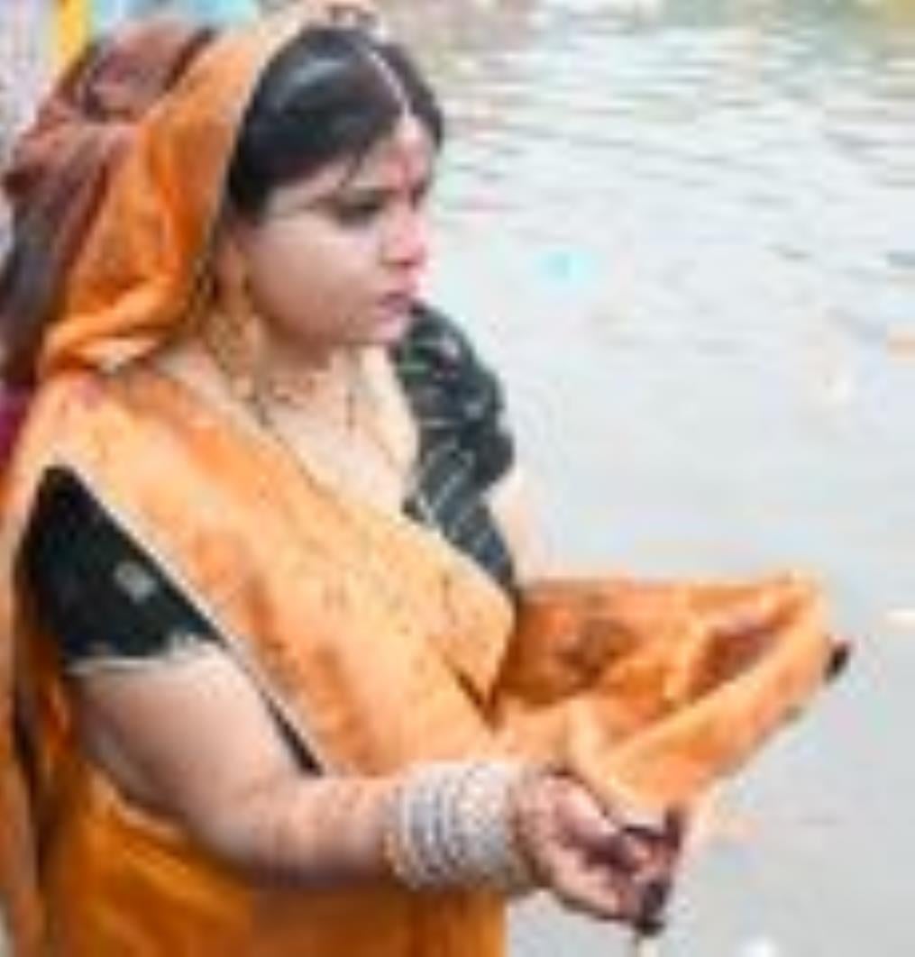 लोक मंगल की भावना के महापर्व छठ के अंतिम दिन मंगलवार को व्रती महिलाओं ने उगते हुए सूर्य को अर्घ लोक मंगल की भावना के महापर्व छठ के अंतिम दिन मंगलवार को व्रती महिलाओं ने उगते हुए सूर्य को अर्घ