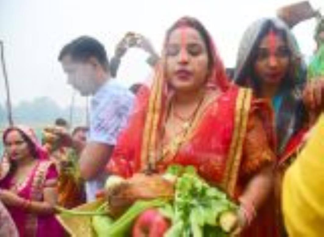 लोक मंगल की भावना के महापर्व छठ के अंतिम दिन मंगलवार को व्रती महिलाओं ने उगते हुए सूर्य को अर्घ लोक मंगल की भावना के महापर्व छठ के अंतिम दिन मंगलवार को व्रती महिलाओं ने उगते हुए सूर्य को अर्घ