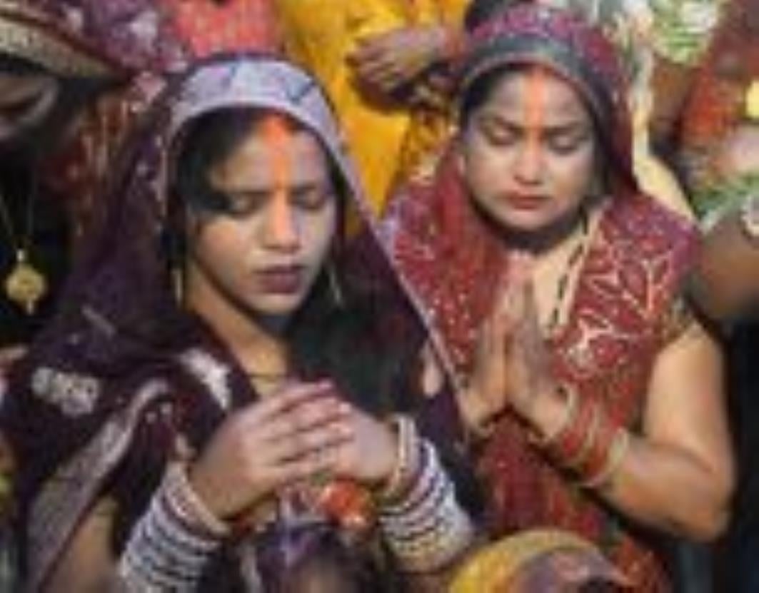 लोक मंगल की भावना के महापर्व छठ के अंतिम दिन मंगलवार को व्रती महिलाओं ने उगते हुए सूर्य को अर्घ लोक मंगल की भावना के महापर्व छठ के अंतिम दिन मंगलवार को व्रती महिलाओं ने उगते हुए सूर्य को अर्घ