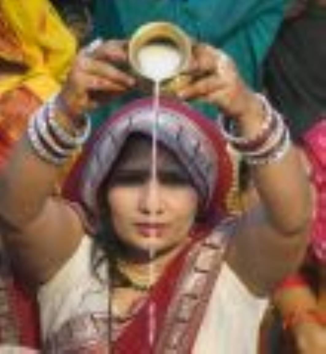 लोक मंगल की भावना के महापर्व छठ के अंतिम दिन मंगलवार को व्रती महिलाओं ने उगते हुए सूर्य को अर्घ लोक मंगल की भावना के महापर्व छठ के अंतिम दिन मंगलवार को व्रती महिलाओं ने उगते हुए सूर्य को अर्घ