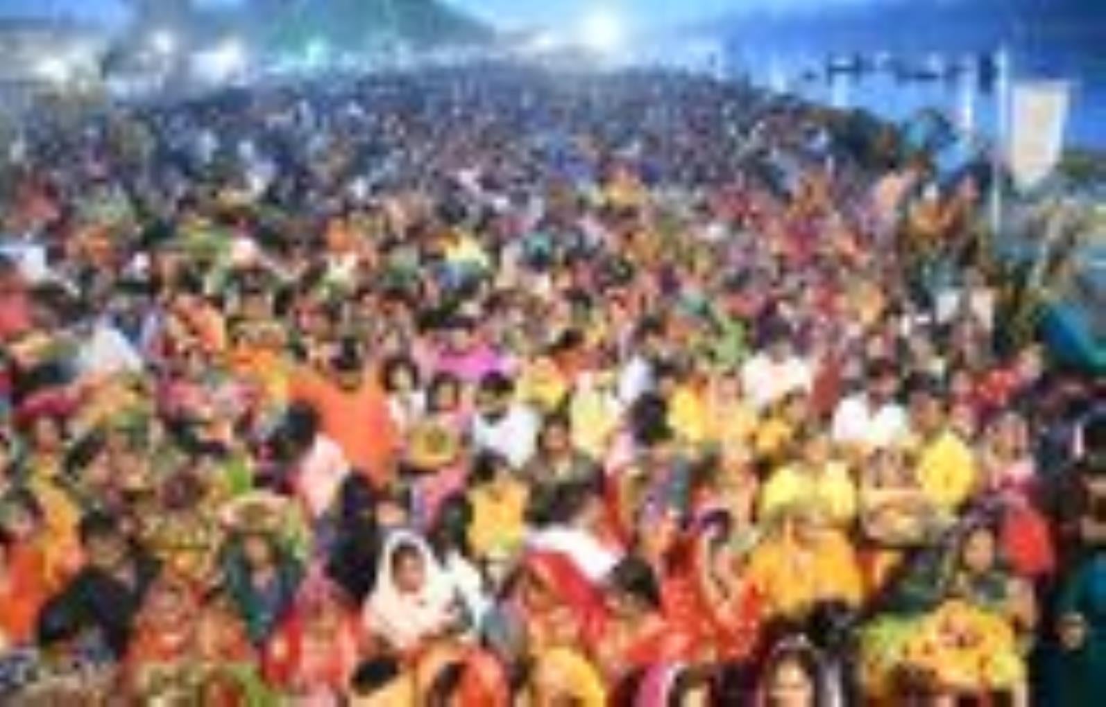 लोक मंगल की भावना के महापर्व छठ के अंतिम दिन मंगलवार को व्रती महिलाओं ने उगते हुए सूर्य को अर्घ लोक मंगल की भावना के महापर्व छठ के अंतिम दिन मंगलवार को व्रती महिलाओं ने उगते हुए सूर्य को अर्घ