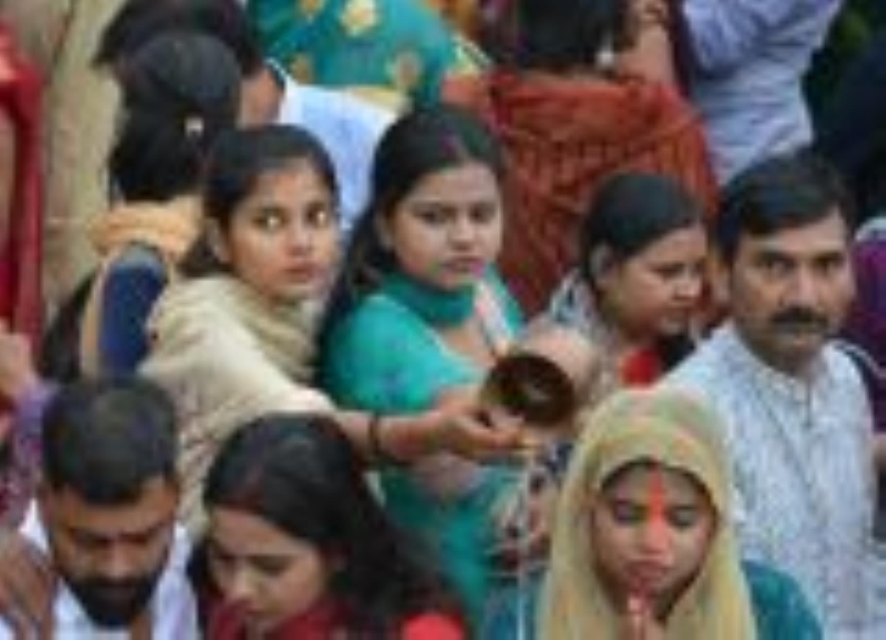 लोक मंगल की भावना के महापर्व छठ के अंतिम दिन मंगलवार को व्रती महिलाओं ने उगते हुए सूर्य को अर्घ लोक मंगल की भावना के महापर्व छठ के अंतिम दिन मंगलवार को व्रती महिलाओं ने उगते हुए सूर्य को अर्घ