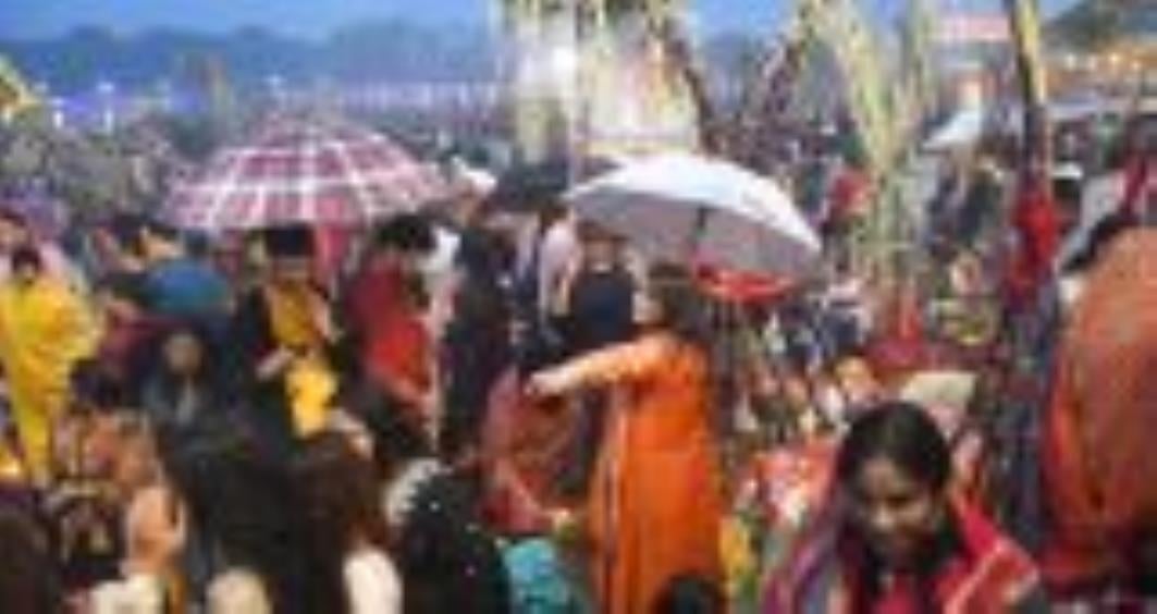 लोक मंगल की भावना के महापर्व छठ के अंतिम दिन मंगलवार को व्रती महिलाओं ने उगते हुए सूर्य को अर्घ लोक मंगल की भावना के महापर्व छठ के अंतिम दिन मंगलवार को व्रती महिलाओं ने उगते हुए सूर्य को अर्घ
