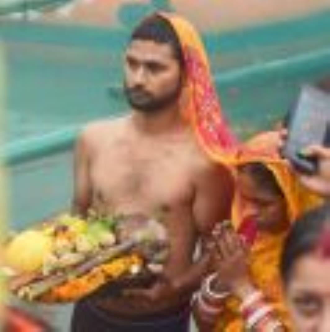लोक मंगल की भावना के महापर्व छठ के अंतिम दिन मंगलवार को व्रती महिलाओं ने उगते हुए सूर्य को अर्घ लोक मंगल की भावना के महापर्व छठ के अंतिम दिन मंगलवार को व्रती महिलाओं ने उगते हुए सूर्य को अर्घ