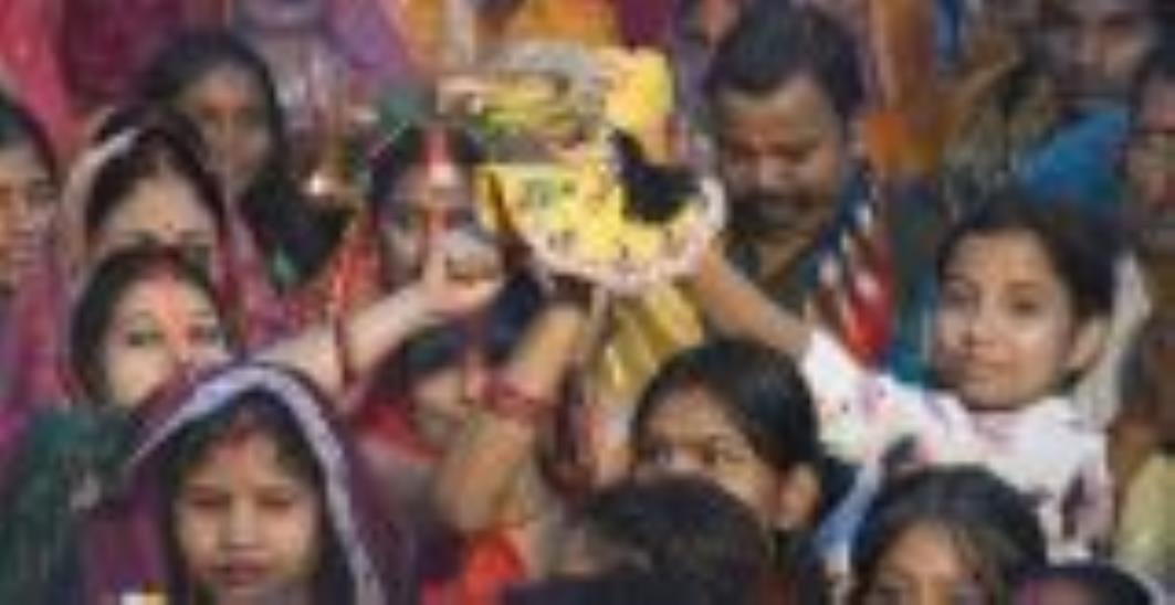 लोक मंगल की भावना के महापर्व छठ के अंतिम दिन मंगलवार को व्रती महिलाओं ने उगते हुए सूर्य को अर्घ लोक मंगल की भावना के महापर्व छठ के अंतिम दिन मंगलवार को व्रती महिलाओं ने उगते हुए सूर्य को अर्घ