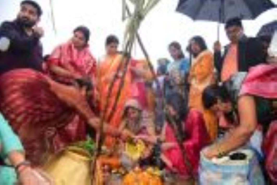 लोक मंगल की भावना के महापर्व छठ के अंतिम दिन मंगलवार को व्रती महिलाओं ने उगते हुए सूर्य को अर्घ लोक मंगल की भावना के महापर्व छठ के अंतिम दिन मंगलवार को व्रती महिलाओं ने उगते हुए सूर्य को अर्घ
