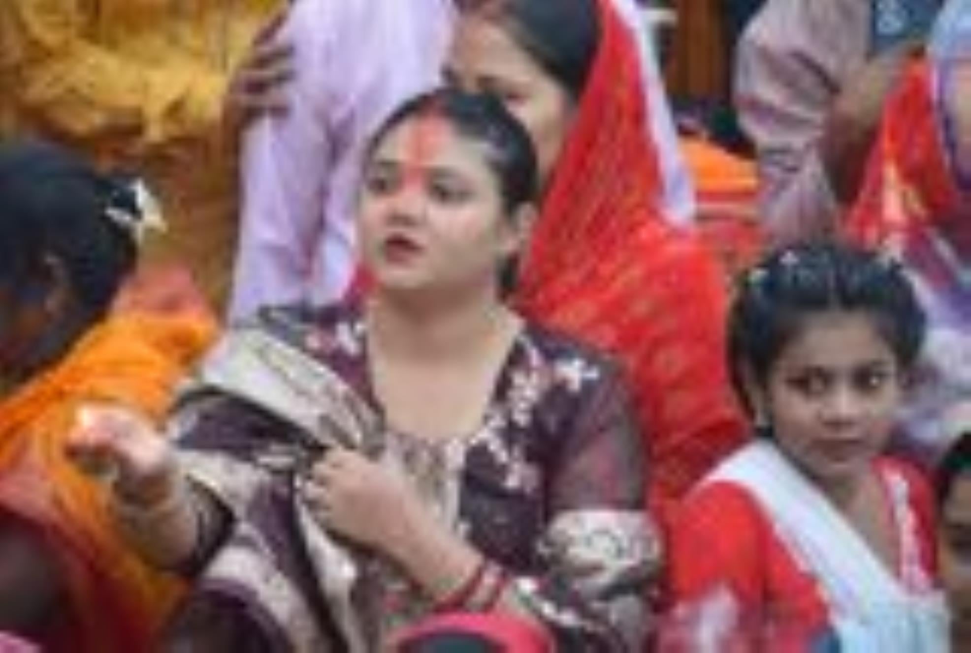 लोक मंगल की भावना के महापर्व छठ के अंतिम दिन मंगलवार को व्रती महिलाओं ने उगते हुए सूर्य को अर्घ लोक मंगल की भावना के महापर्व छठ के अंतिम दिन मंगलवार को व्रती महिलाओं ने उगते हुए सूर्य को अर्घ