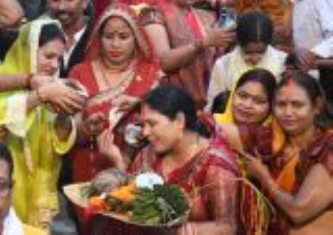 लोक मंगल की भावना के महापर्व छठ के अंतिम दिन मंगलवार को व्रती महिलाओं ने उगते हुए सूर्य को अर्घ लोक मंगल की भावना के महापर्व छठ के अंतिम दिन मंगलवार को व्रती महिलाओं ने उगते हुए सूर्य को अर्घ