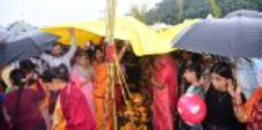 लोक मंगल की भावना के महापर्व छठ के अंतिम दिन मंगलवार को व्रती महिलाओं ने उगते हुए सूर्य को अर्घ लोक मंगल की भावना के महापर्व छठ के अंतिम दिन मंगलवार को व्रती महिलाओं ने उगते हुए सूर्य को अर्घ