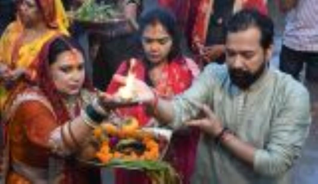 लोक मंगल की भावना के महापर्व छठ के अंतिम दिन मंगलवार को व्रती महिलाओं ने उगते हुए सूर्य को अर्घ लोक मंगल की भावना के महापर्व छठ के अंतिम दिन मंगलवार को व्रती महिलाओं ने उगते हुए सूर्य को अर्घ