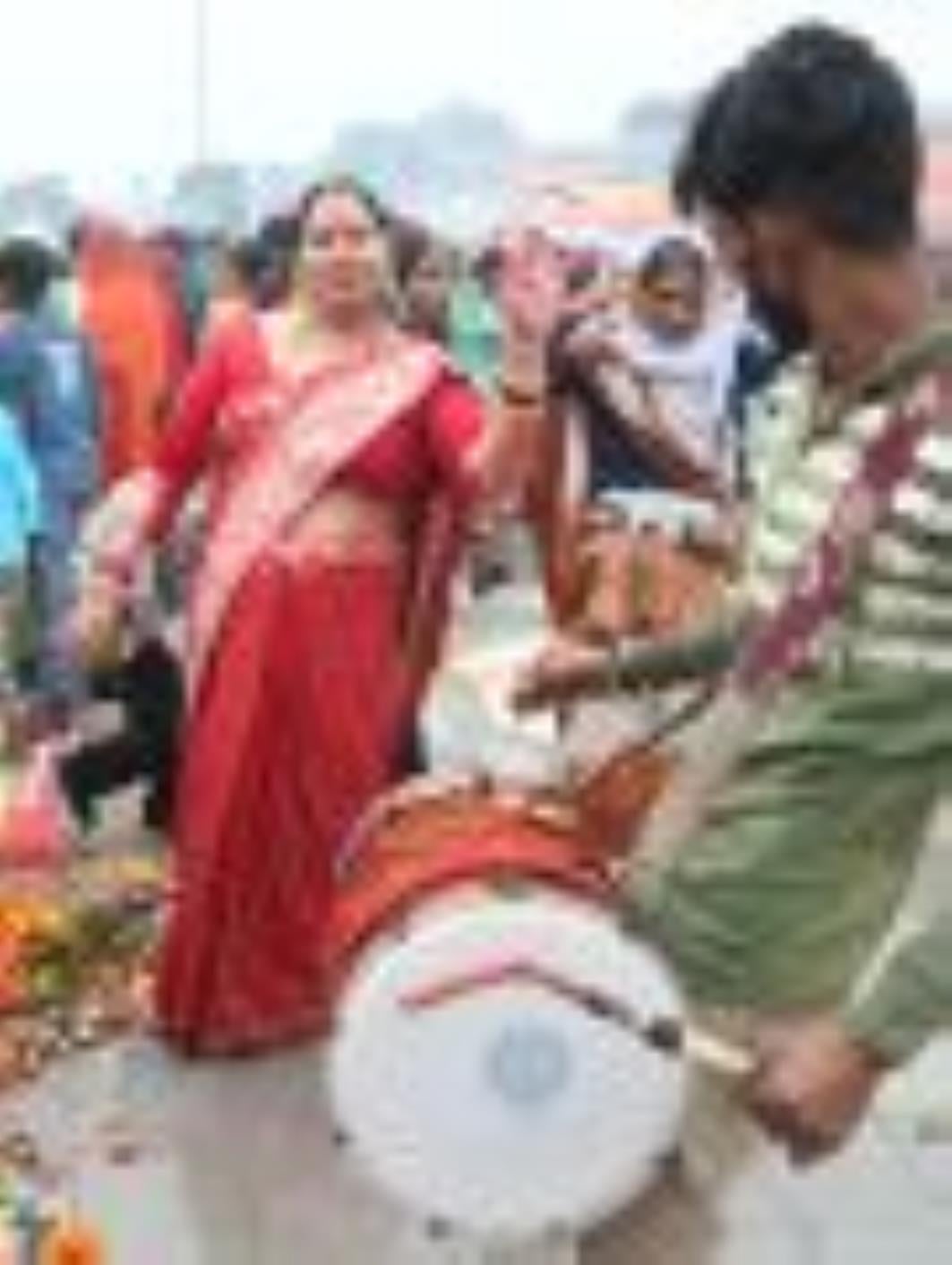 लोक मंगल की भावना के महापर्व छठ के अंतिम दिन मंगलवार को व्रती महिलाओं ने उगते हुए सूर्य को अर्घ लोक मंगल की भावना के महापर्व छठ के अंतिम दिन मंगलवार को व्रती महिलाओं ने उगते हुए सूर्य को अर्घ