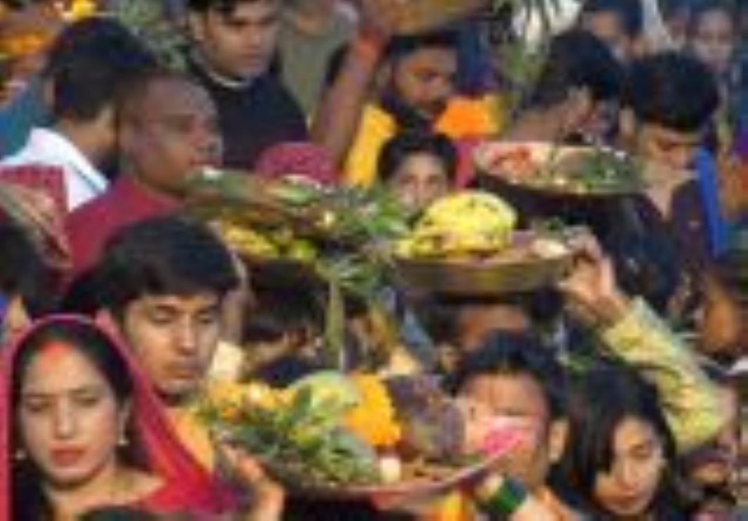 लोक मंगल की भावना के महापर्व छठ के अंतिम दिन मंगलवार को व्रती महिलाओं ने उगते हुए सूर्य को अर्घ लोक मंगल की भावना के महापर्व छठ के अंतिम दिन मंगलवार को व्रती महिलाओं ने उगते हुए सूर्य को अर्घ