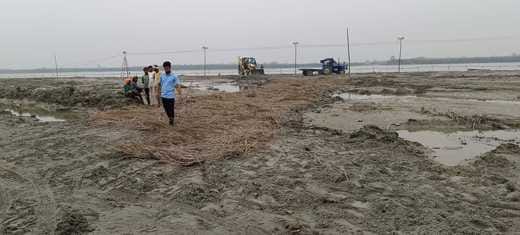 मखदुमपुर मेले में घाट बनाने में लगी मशीन स्रोत संवाद मखदुमपुर मेले में घाट बनाने में लगी मशीन स्रोत संवाद