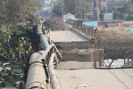 मिट्टी डालकर बंद किया गया बाड़ी माजरा पश्चिमी यमुना नहर का पुल। संवाद मिट्टी डालकर बंद किया गया बाड़ी माजरा पश्चिमी यमुना नहर का पुल। संवाद
