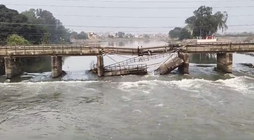 मिट्टी डालकर बंद किया गया बाड़ी माजरा पश्चिमी यमुना नहर का पुल। संवाद मिट्टी डालकर बंद किया गया बाड़ी माजरा पश्चिमी यमुना नहर का पुल। संवाद