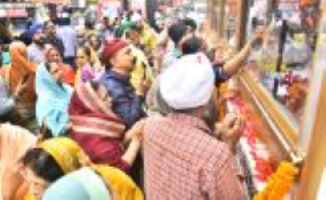 नाका गुरूद्धारा में गुरु गोविंद सिंह महाराज एवं माता साहिब कौर के पवित्र जोड़ा साहब (चरण पादुका