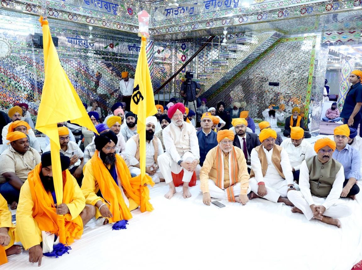 नाका गुरूद्धारा में गुरु गोविंद सिंह महाराज एवं माता साहिब कौर के पवित्र जोड़ा साहब (चरण पादुका