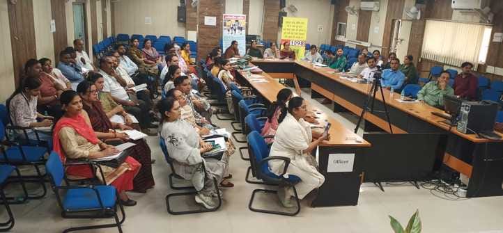 प्ले स्कूल और अधिकारियों की बैठक लेते आयोग सदस्य। संवाद