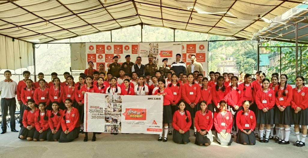पुलिस की पाठशाला में संबोधित करते निरीक्षक आशीष कौशल। संवाद