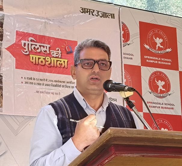 पुलिस की पाठशाला में संबोधित करते निरीक्षक आशीष कौशल। संवाद