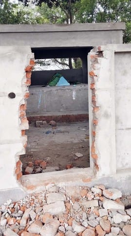 पुवायां में मजार के लिए सड़क पर गेट लगाने की जानकारी पाकर पहुंचे हिंदूवादी संगठनों के लोगों को पुवायां में मजार के लिए सड़क पर गेट लगाने की जानकारी पाकर पहुंचे हिंदूवादी संगठनों के लोगों को
