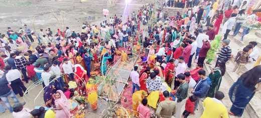 रेवाड़ी। सोलहराही तालाब के कृत्रिम घाटों पर उगते हुए सूर्य को अर्घ्य देती महिलाएं। संवाद रेवाड़ी। सोलहराही तालाब के कृत्रिम घाटों पर उगते हुए सूर्य को अर्घ्य देती महिलाएं। संवाद