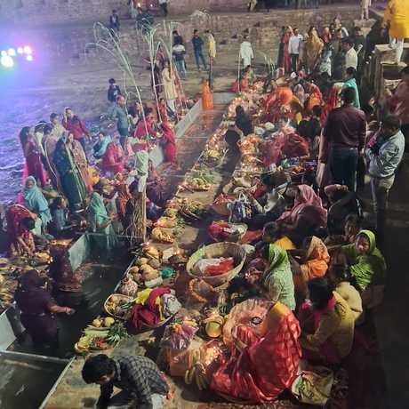 रेवाड़ी। सोलहराही तालाब के कृत्रिम घाटों पर उगते हुए सूर्य को अर्घ्य देती महिलाएं। संवाद रेवाड़ी। सोलहराही तालाब के कृत्रिम घाटों पर उगते हुए सूर्य को अर्घ्य देती महिलाएं। संवाद