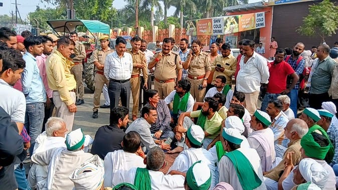 सडक किनारे खंभा लगने के विरोध में भाकियू कार्यकर्ता अधिशासी अभियंता विद्युत निगम के कार्यालय के सडक किनारे खंभा लगने के विरोध में भाकियू कार्यकर्ता अधिशासी अभियंता विद्युत निगम के कार्यालय के