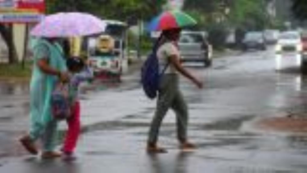 सोमवार को लखनऊ में हुई बारिश का नजारा। सोमवार को लखनऊ में हुई बारिश का नजारा।