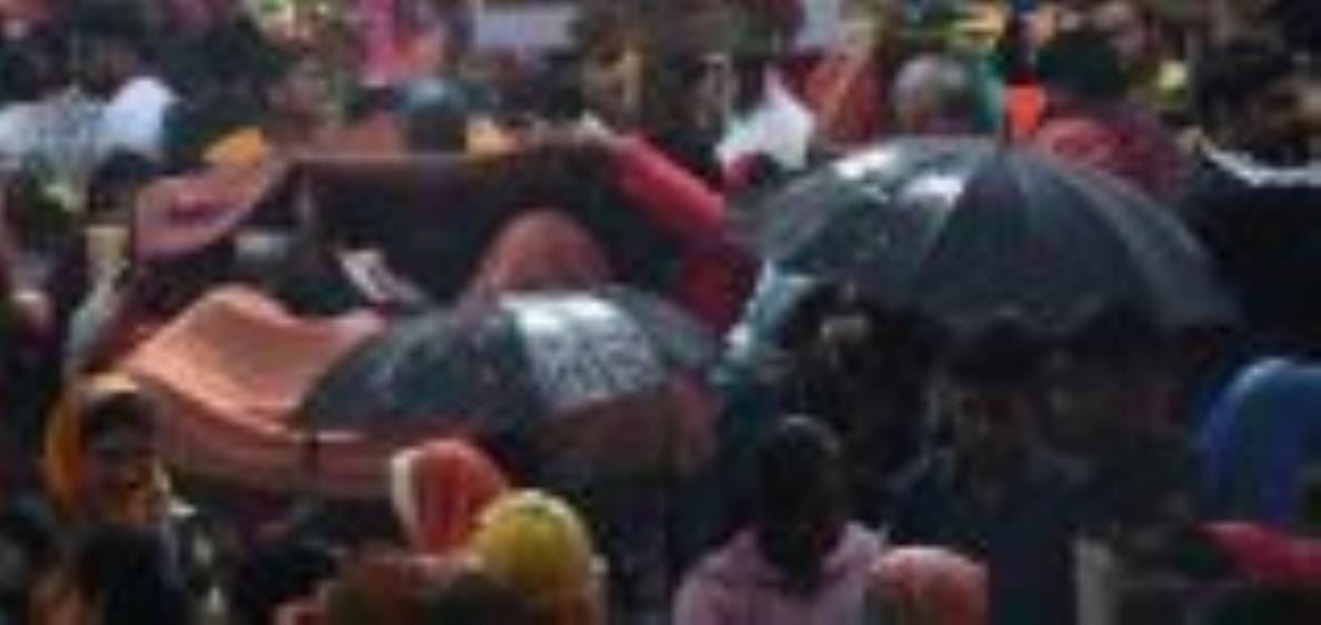 सोमवार को लखनऊ में हुई बारिश का नजारा। सोमवार को लखनऊ में हुई बारिश का नजारा।